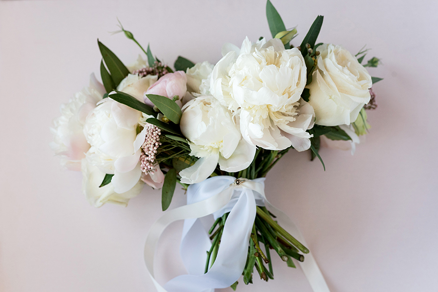alaina olive accents florist and gifts bouquet at pear tree inn by ashley fisher photography