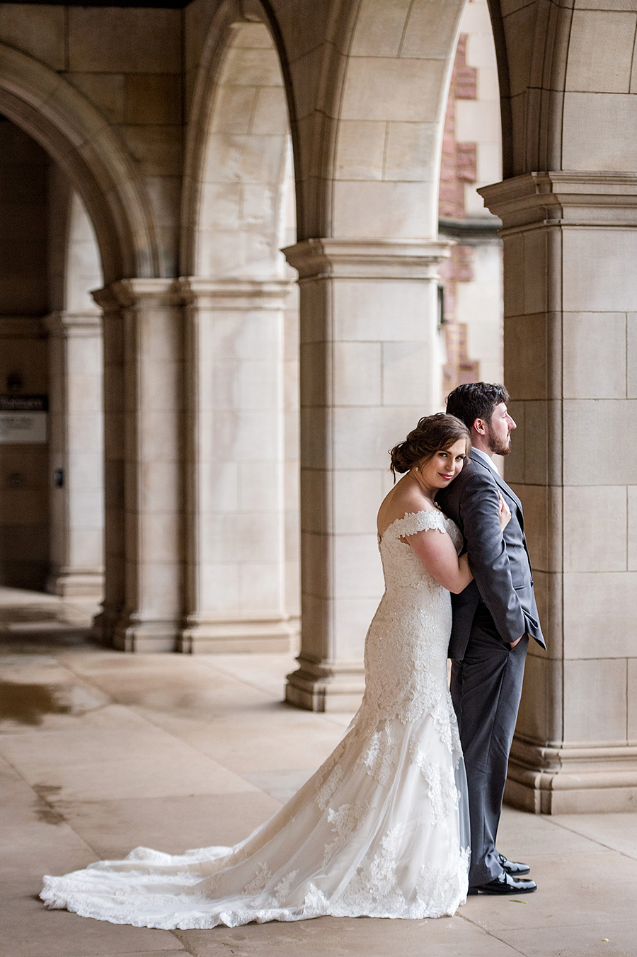 photo of bride and groom at wash u on rainy day by ashley fisher photography