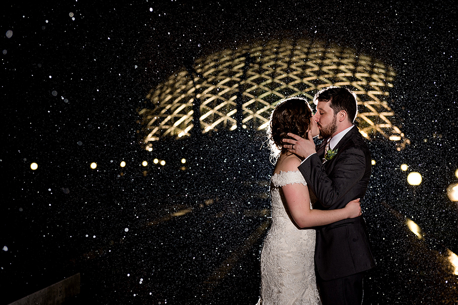 photo of rainy wedding day at missouri botanical garden by ashley fisher photography