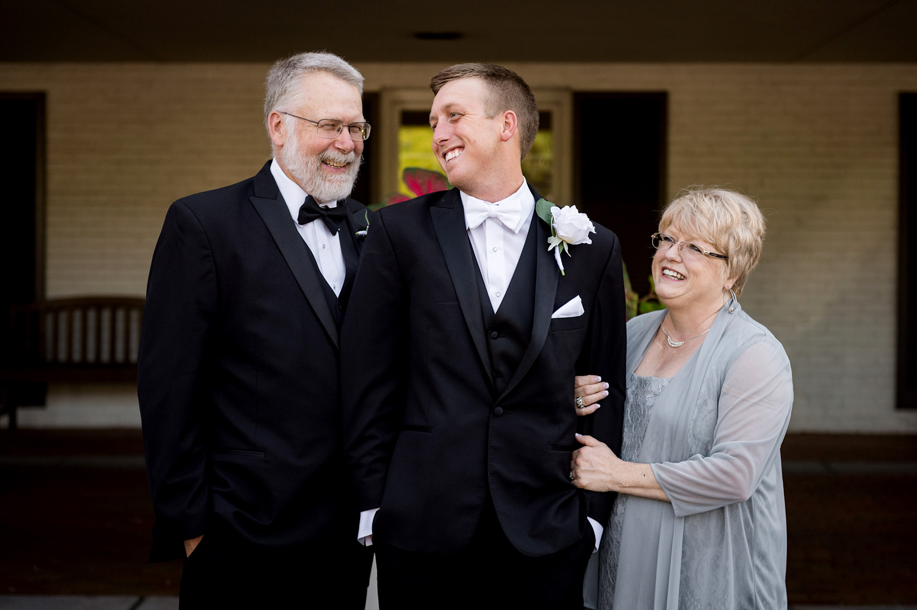 photo of groom with his parents by ashley fisher photography