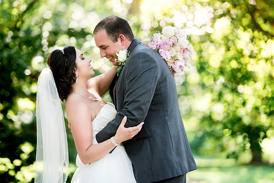 photo of summer couple at the missouri botanical gardens by ashley fisher photography