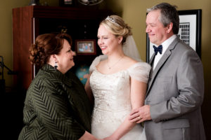 photo of bride with her parents by ashley fisher photography