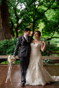 photo of bride and groom on rainy day at MOBOT by ashley fisher photography