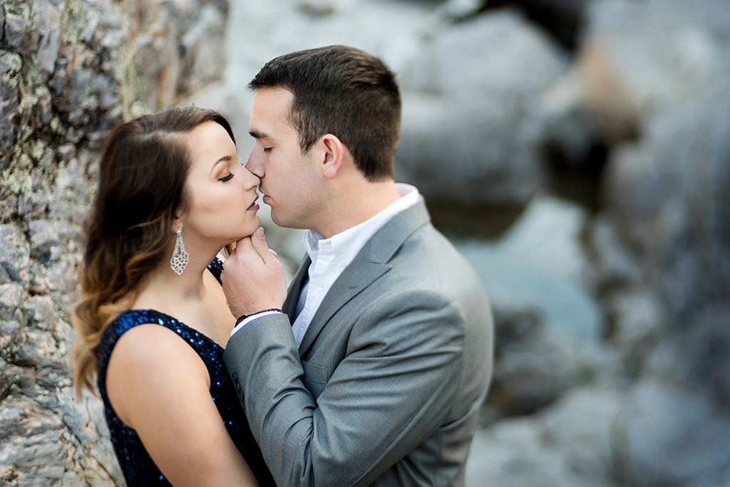 guy pulling girl in for a kiss at johnson's shut ins fall engagement session